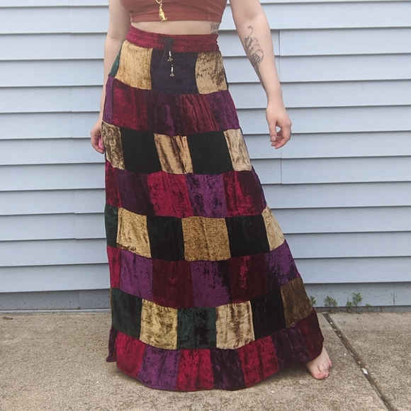 🚫SOLD🚫 VTG 90s velvet patchwork peasant skirt - Picture 2 of 5